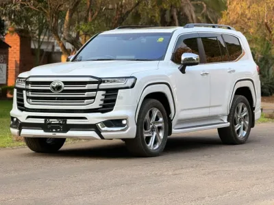 2025 Toyota Land Cruiser 300 ZX Diesel – 14,000 km