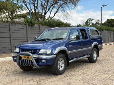 Isuzu KB300 TDI LX, 2002 Model, Mileage @ 94.000km, Manual Transmission 4x4, Neat Fabric Interior, Alloy Wheels, Nudge Bar, Canopy 
