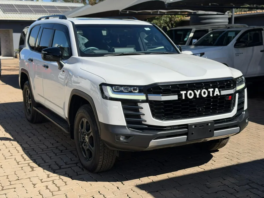 Toyota Land Cruiser 300 Series GR Sport, 2024 Model, Mileage @ 2.500km, 3.3L V6 Diesel Engine, Auto 4x4, 10 Speed Gearbox, Blindspot Assist, Sunroof