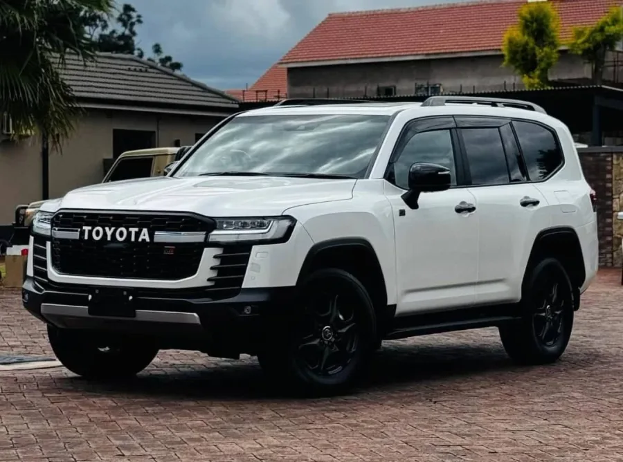 Toyota Land Cruiser 300 Series GR Sport, 2024 Model, Mileage @ 7.000km, 3.3L V6 Diesel Engine, 10 Speed Gearbox, Blindspot Assist,Alloy Wheels,Sunroof