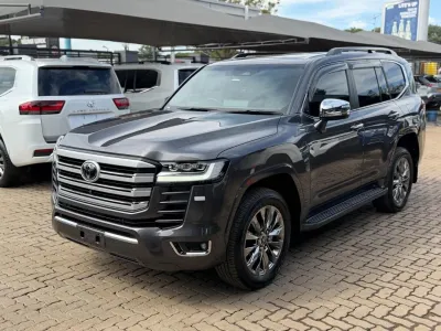Toyota Land Cruiser 300 Series SAHARA ZX, 2025 Model, 3.3L V6 Diesel Engine, Auto 4x4, 10 Speed Gearbox, Blindspot Assist, Lane Assist, Sunroof, Radar