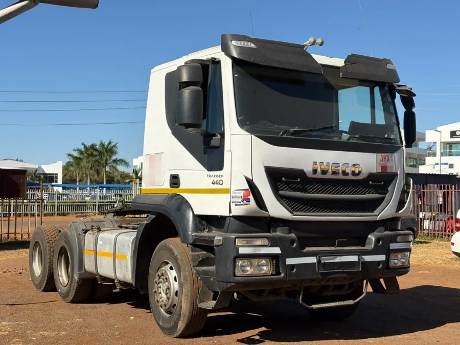 Iveco Trakker R440 Horse Truck, Mileage @ 453,460km, 2011 Model, Diesel Engine, Automatic 6x4 Rigger