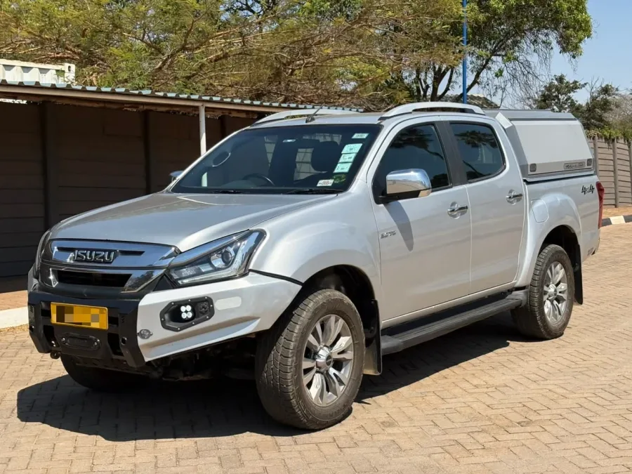 Isuzu D-Max LX, 2021 Model, Mileage @ 145,000km (FSH), 3.0L Turbo-Diesel Engine, Manual 4x4, Canopy