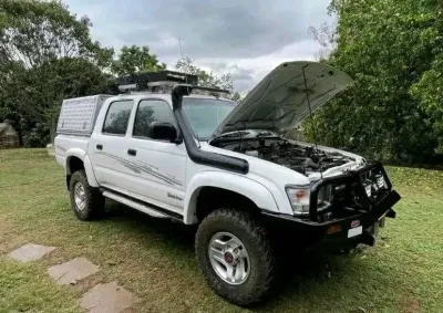 Toyota Hilux Raider, 1999 Model, 2.7L Petrol Engine, Manual 4x4, Fabric Interior, Roof Rack, Snorkel