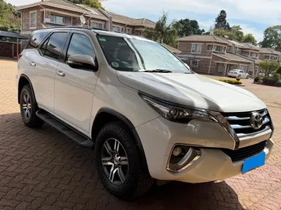 Toyota Fortuner 2.8 4x4 – 209,516 km, white, 7-seater