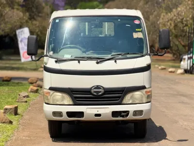 2015 Hino Dutro 3-Tonne Dropside Truck, Manual, 139,000 km