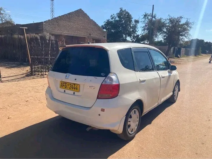 Honda Fit 2004, 143,000 km, automatic, Zinara up to date