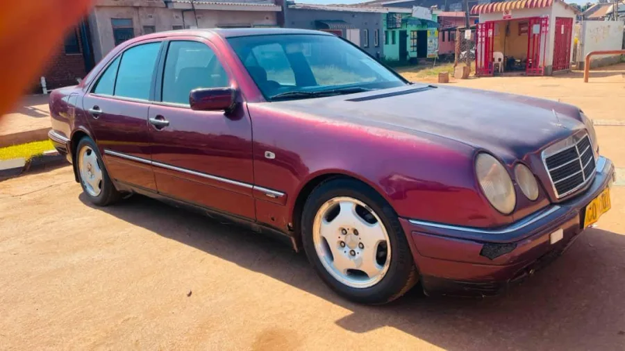 Mercedes-Benz E-Class sedan, 2000, 350,960 km