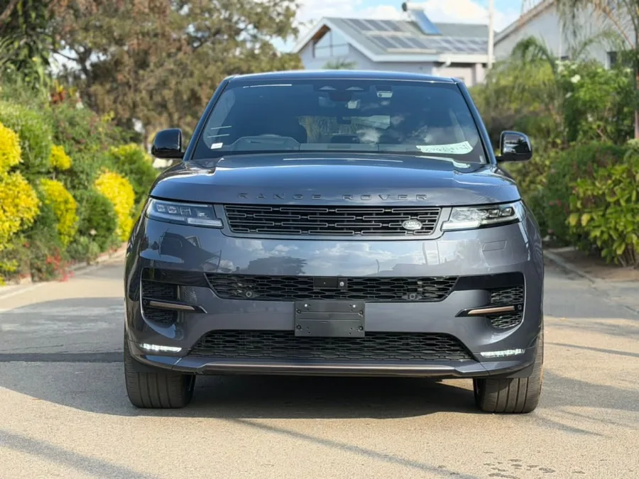 Range Rover Sport 2025 – 28,000 km, black, recent import