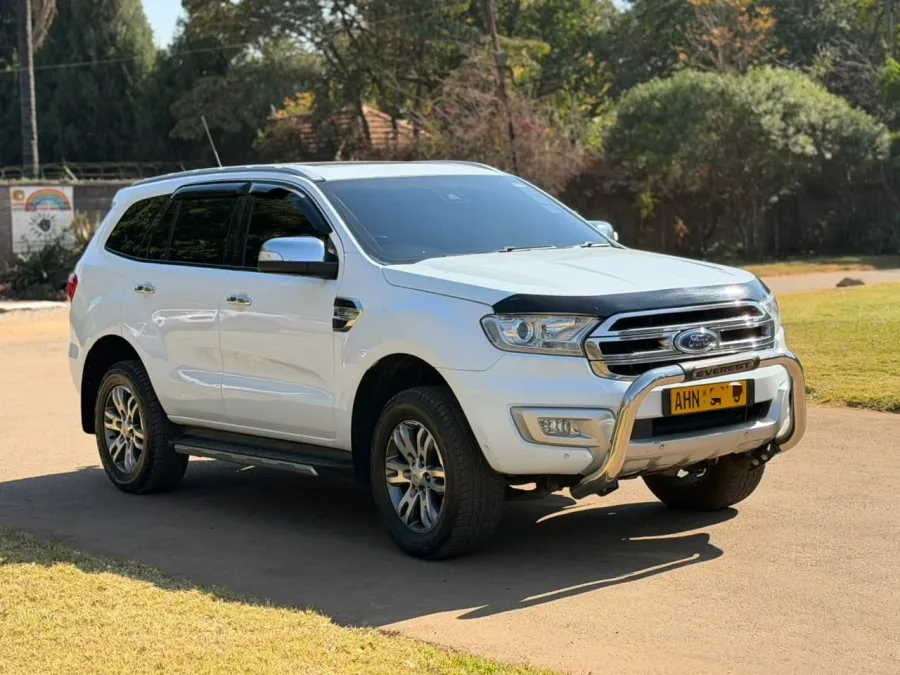 Ford Everest Limited 2019 - White SUV, 421,897 km