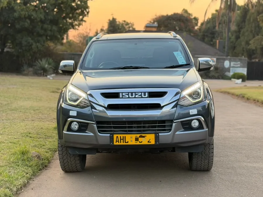 Isuzu mu-X 2019, 17,773 km, well-kept seven-seater