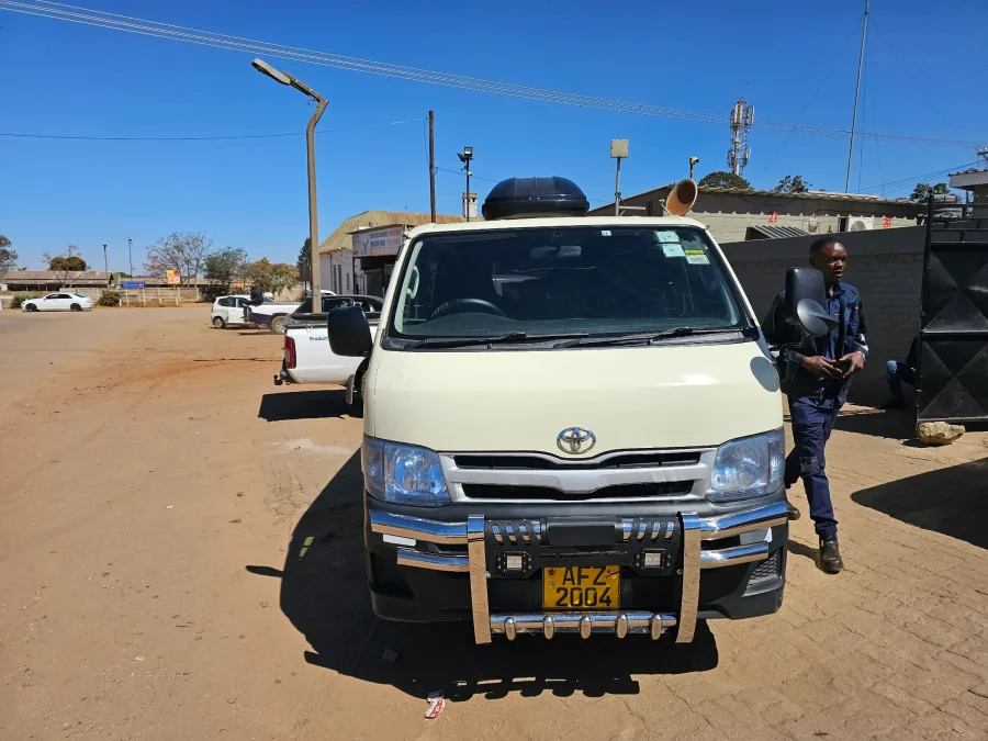 2017 Toyota Hiace Van, 14,232 km, Cream White