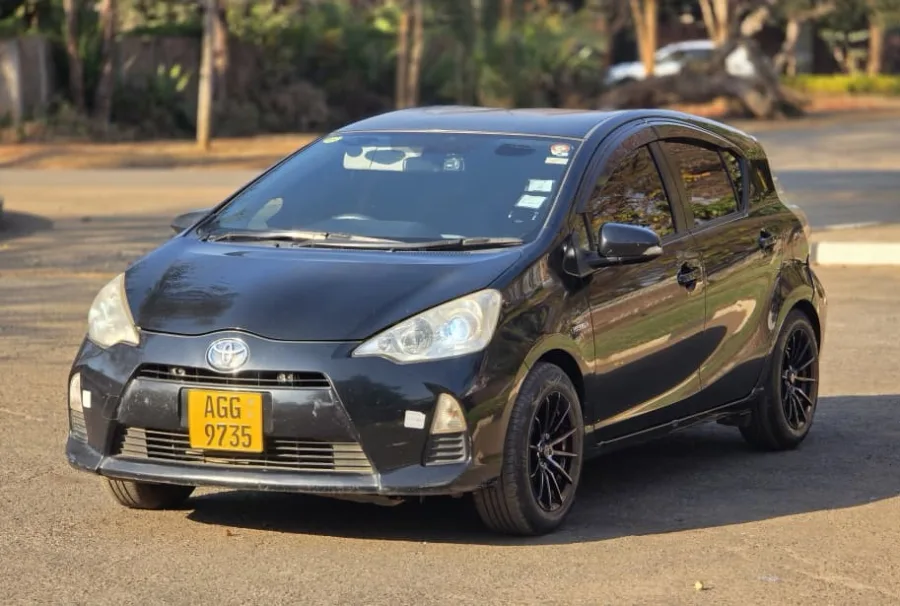 2014 Toyota Aqua Hybrid Hatchback - Black, 64,523 km