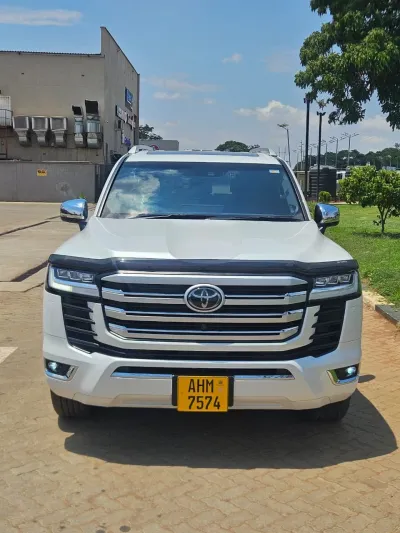 2024 Toyota Land Cruiser 300 ZX Automatic, 2,000 km