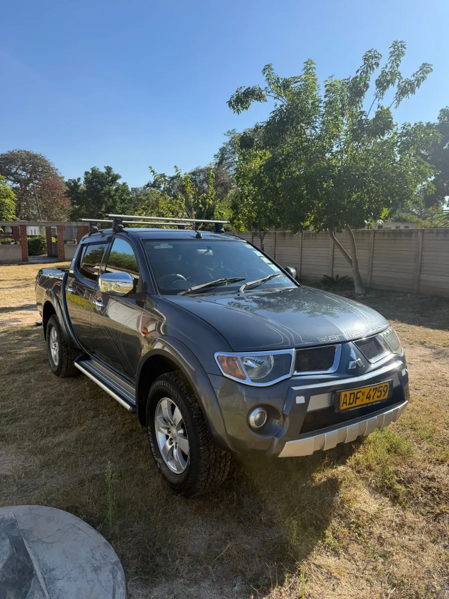 Mitsubishi L200 4x4 manual pickup with full leather interior