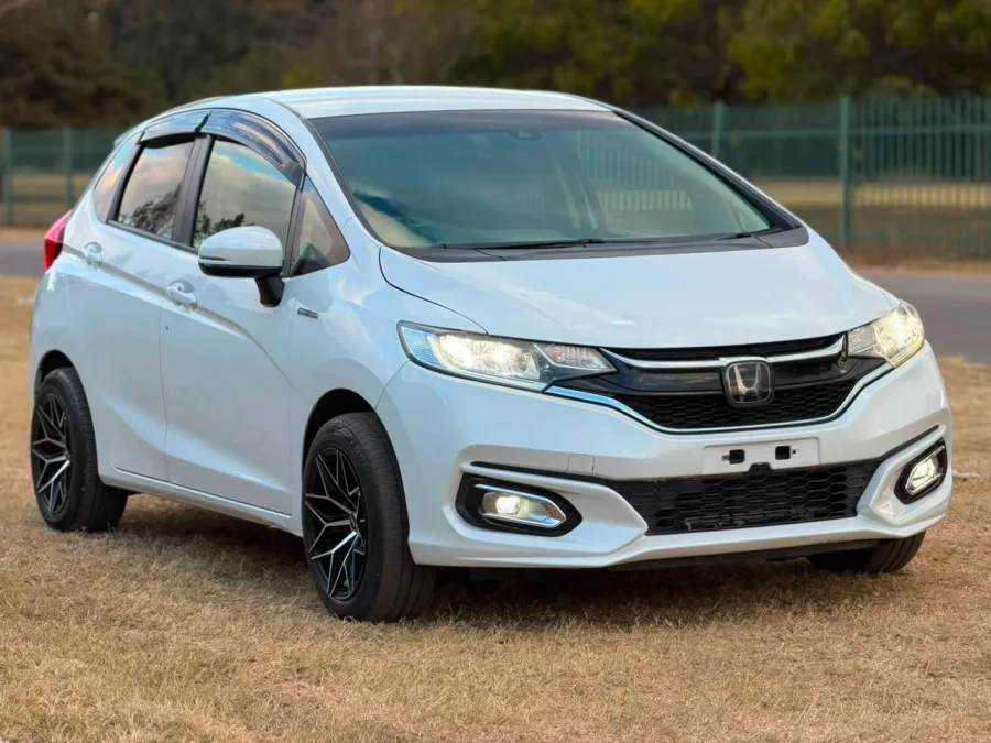 Honda Fit GP5 Hybrid 2019, 65,000 km, white
