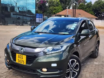 Honda Vezel Hybrid 2016, 105,000 km, automatic