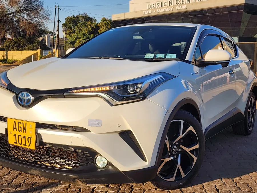 Toyota C-HR Hybrid 2018, 130,000 km, automatic