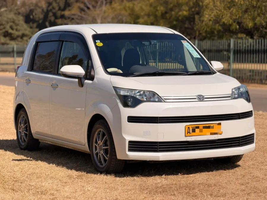 Toyota Porte 2017, 80,000 km, White
