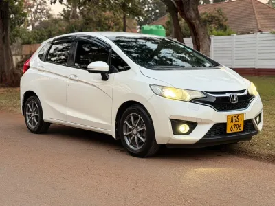 2016 Honda Fit Hybrid Automatic – White, 102,000 km