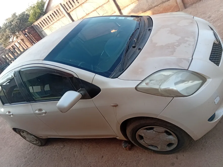 Toyota Vitz 1997 White Hatchback for Sale in Kuwadzana, Harare