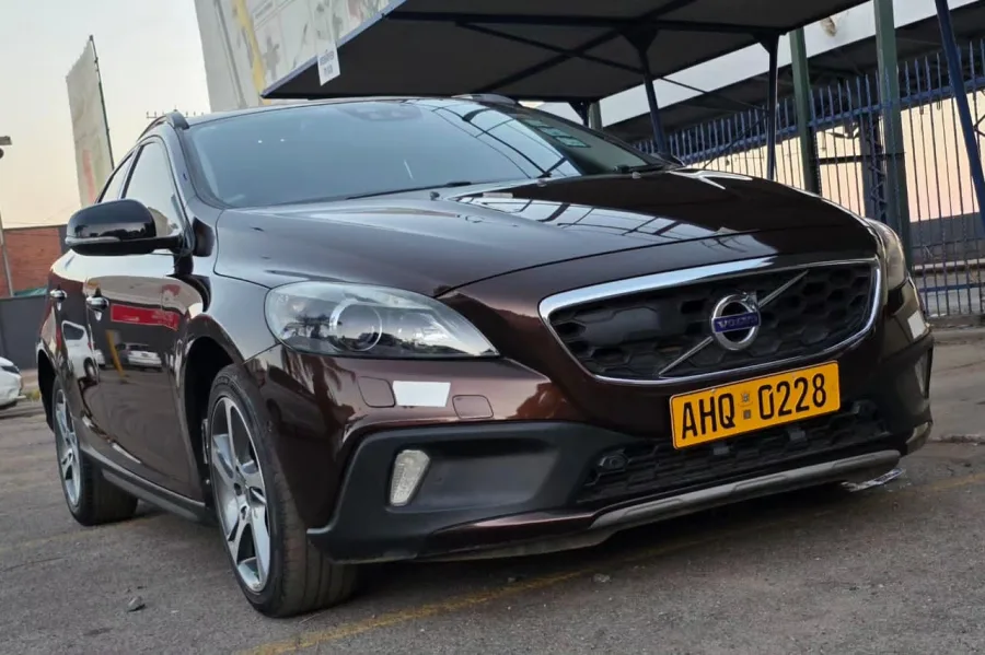 2016 Volvo V40 D4 Twin-Turbo Diesel — Automatic — Premium Leather Interior