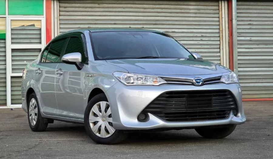 2017 Toyota Corolla Axio Hybrid — 65,000 km, automatic
