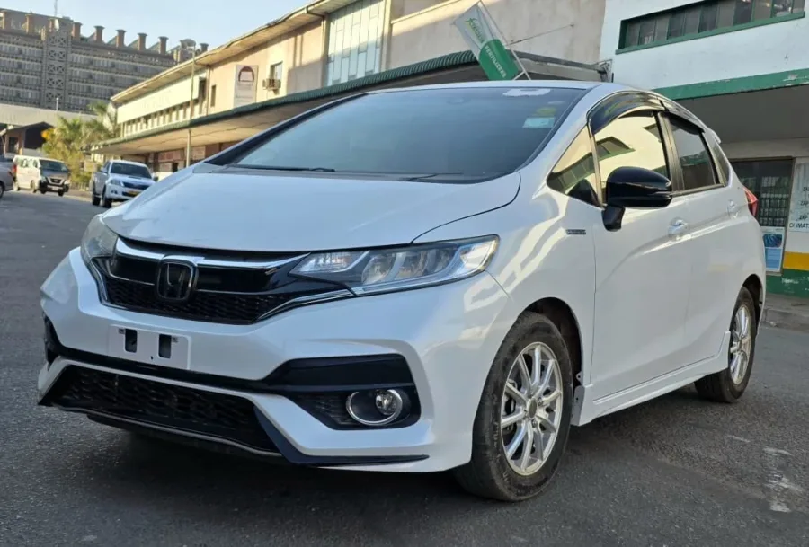 2019 Honda Fit Hybrid – 43,000 km, White