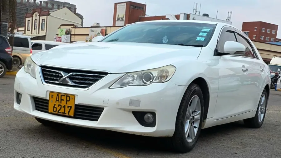 2011 Toyota Mark X 250G – 2.5L V6, automatic, 122,000 km