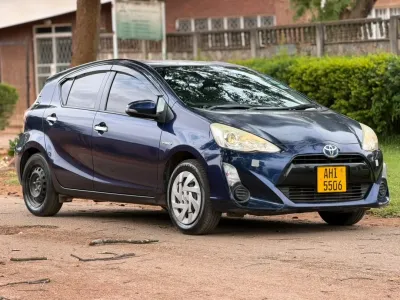 2016 Toyota Aqua Hybrid Automatic – 98,000 km
