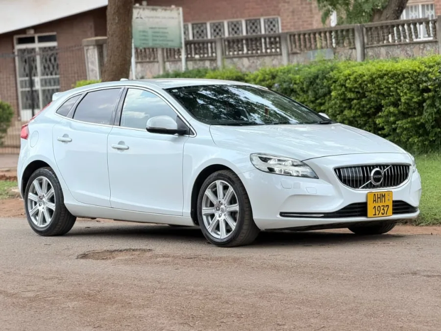 2018 Volvo V40 D4 Automatic Hatchback – 85,000 km