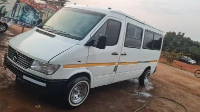 2006 Mercedes-Benz Sprinter Minibus – 211,006 km