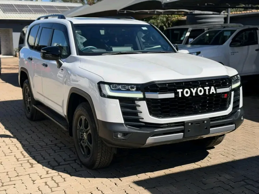 Toyota Land Cruiser 300 Series GR Sport - 2024 Twin-Turbo, 2,000 km