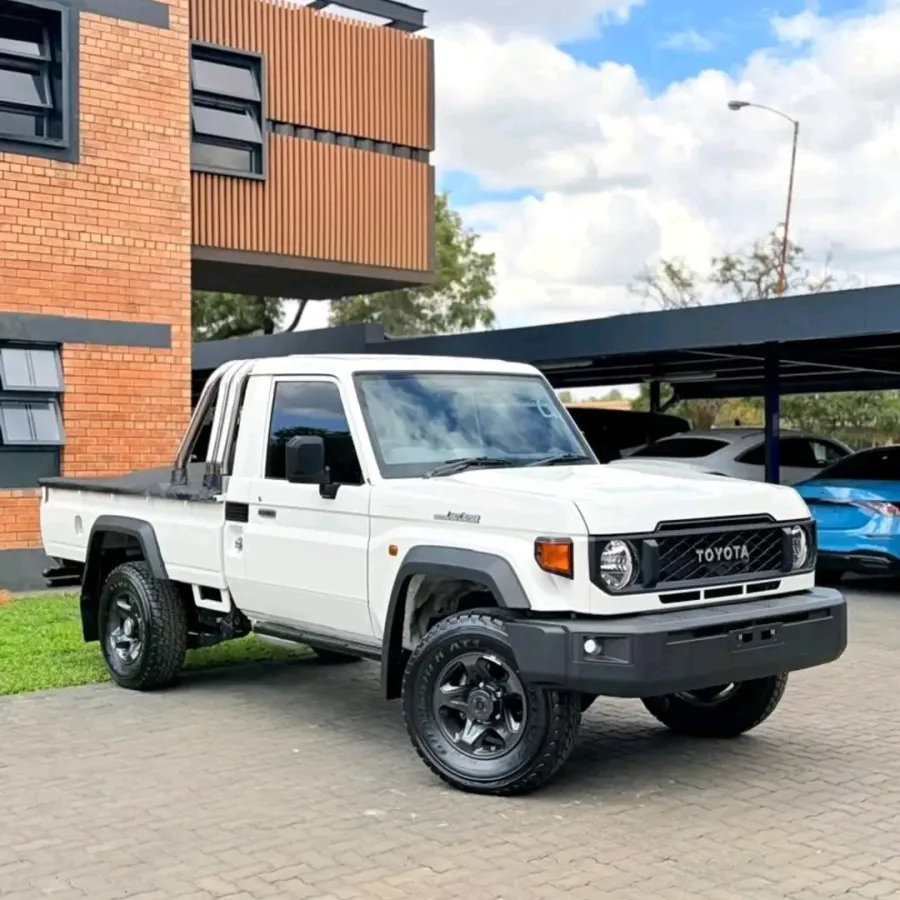 2025 Toyota Land Cruiser 79 Series with 96 km – powerful dual-cab pickup