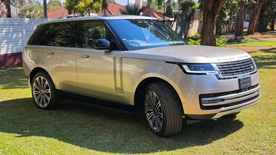 2025 Range Rover Vogue Autobiography D300 – 1,700 km