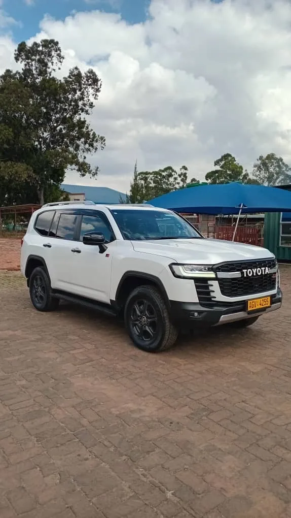 Toyota LandCruiser 300 Series GR Sport 2024 - 5000 km