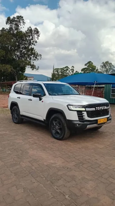 Toyota LandCruiser 300 Series GR Sport 2024 - 5000 km