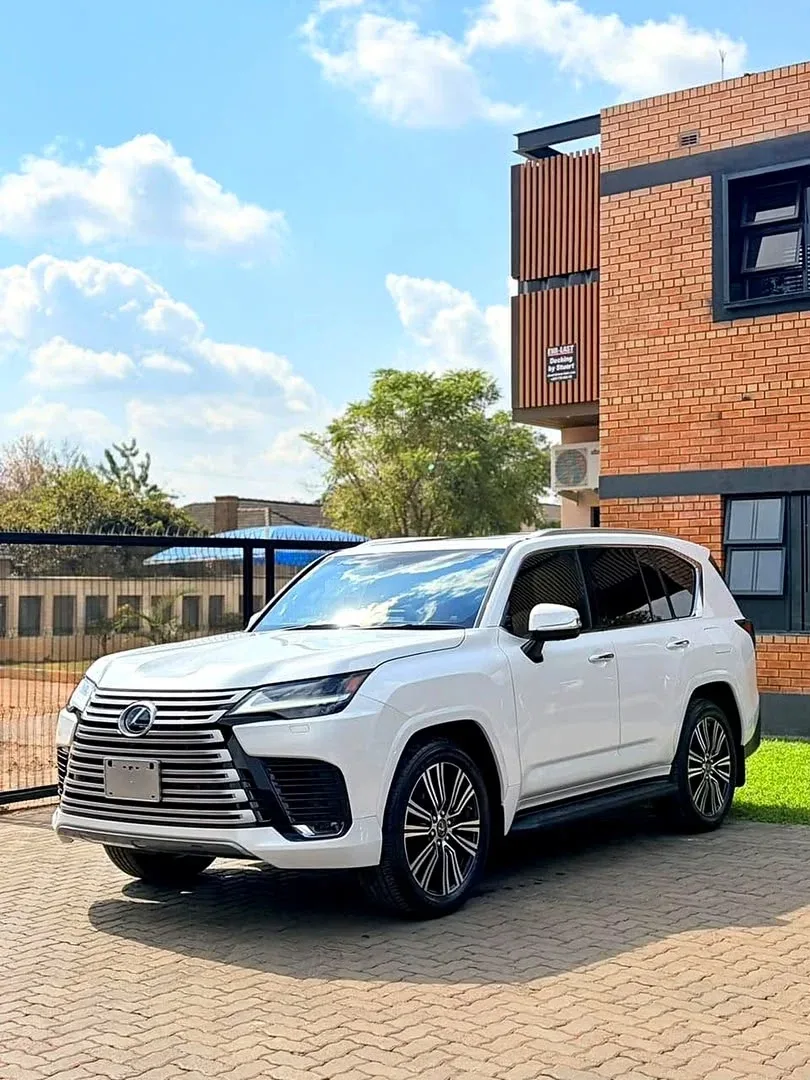 2024 Lexus LX600 AWD 7-Seater Executive SUV – 715 km