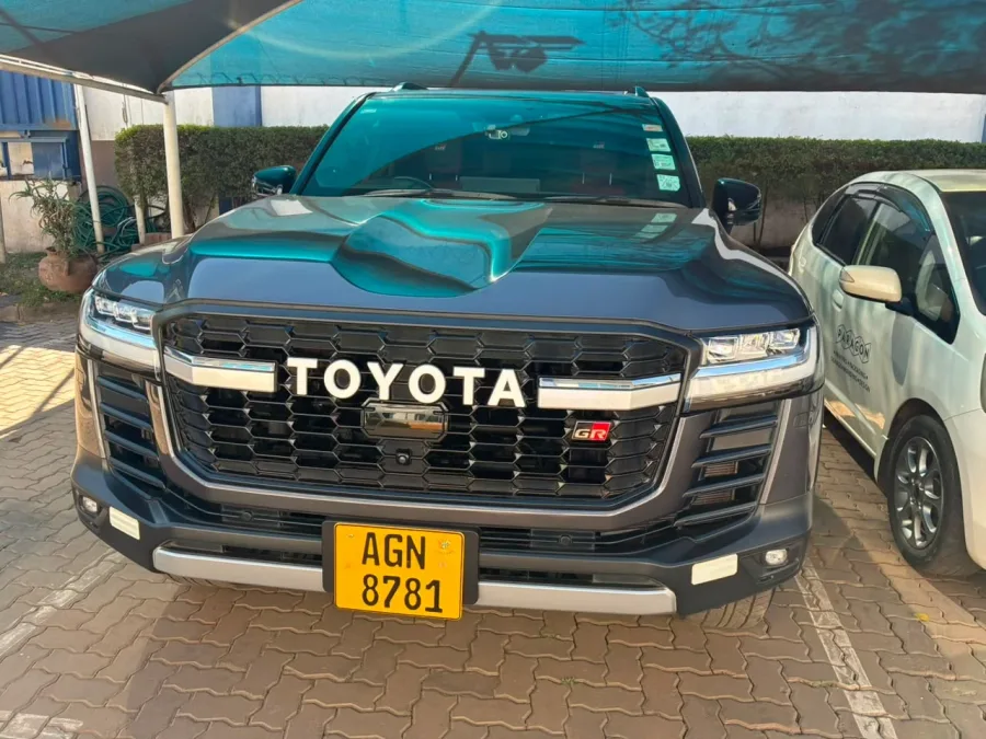 2024 Toyota Land Cruiser 300 GR Sport – 28,000 km