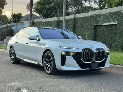 2023 BMW 740d xDrive M-Sport Alpine White, 6,000km delivery mileage