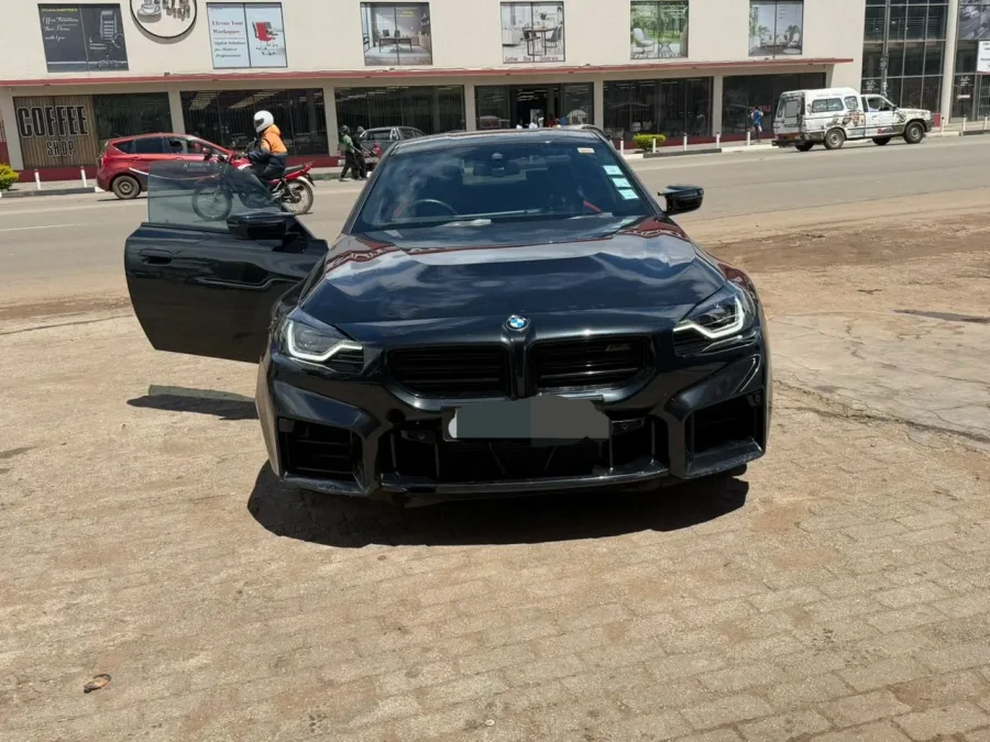 2025 BMW M2 Coupé G87 — 5,000 km, Black Sapphire, RWD Twin-Turbo