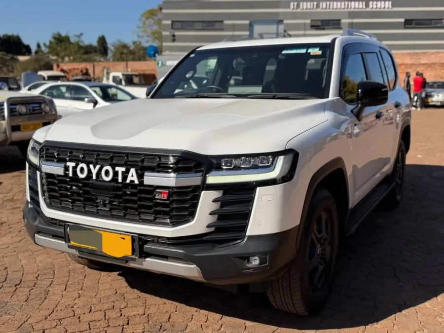2023 Toyota Land Cruiser 300 GR Sport – Pearl White, 14,403 km, 4WD