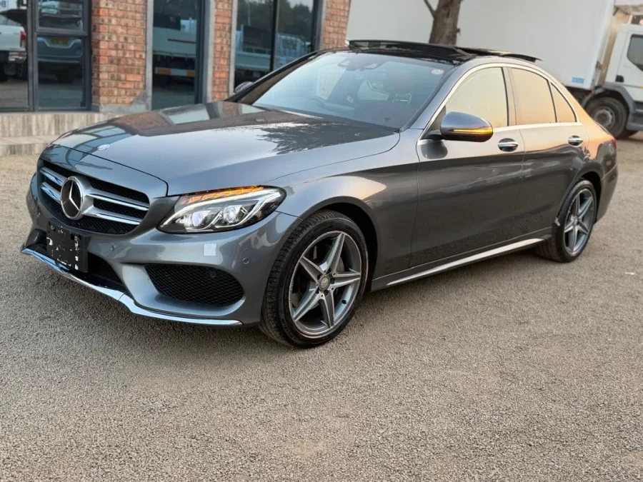 Mercedes-Benz C200 W205 Recent Import – 31,000 km, Red Leather, Panoramic Roof