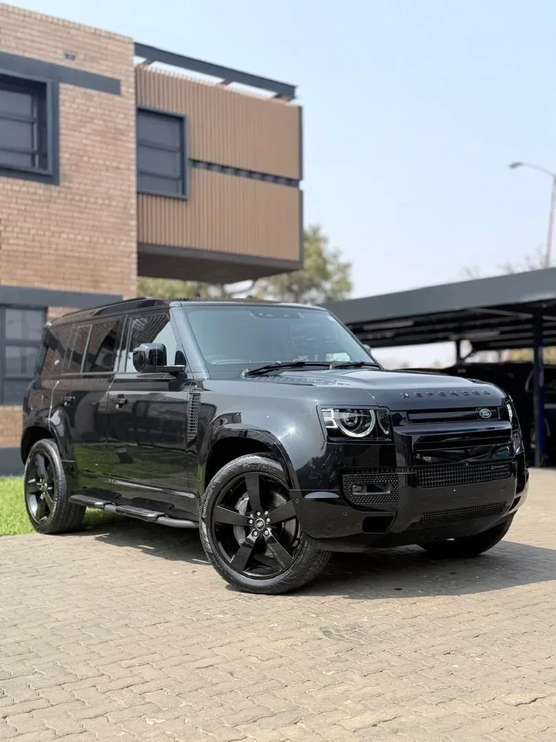 2022 Land Rover Defender 110 X-Dynamic, 16,400 km