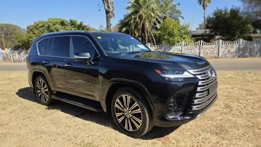 2026 Lexus LX600 Luxury – 500km delivery mileage