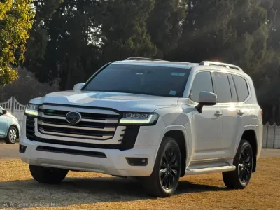 2022 Toyota Land Cruiser 300 ZX V6 Diesel 7-Seater Pearl White