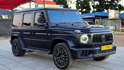 2025 Mercedes-AMG G63 Bi-Turbo - Magno Black / Classic Red - 28,000km