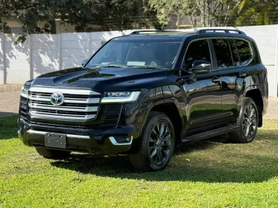 2023 Toyota Land Cruiser 300 Series ZX Sahara, 40,000 km