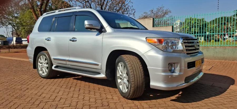 Toyota Land Cruiser ZX V8 Petrol, 115,000 km, Cream Leather Interior