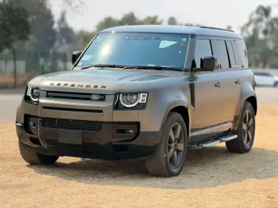 2024 Land Rover Defender D300 7-Seater – 5,000 km